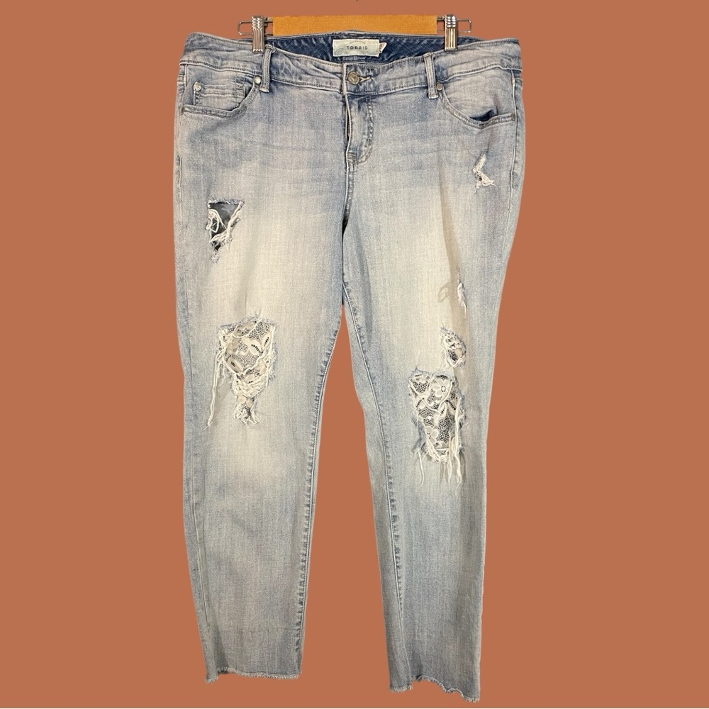 Torrid Women’s Light Wash Blue Distressed Lace Detail Boyfriend Jeans Size 16